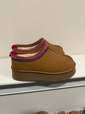 Cozy Women's Slip-On Platform Shoe in Brown with Red Trim